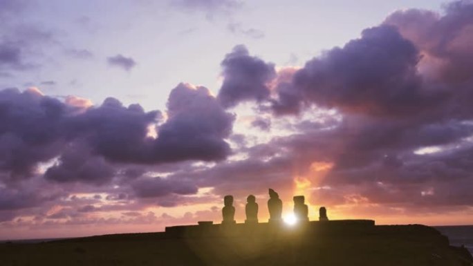 日落时的阿胡塔海。拉帕努伊 (复活节岛) 海岸的古摩艾雕像。