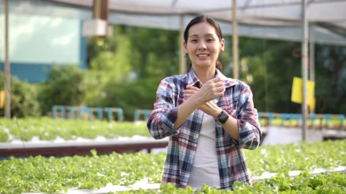 亚洲女主蔬菜水培农场肖像