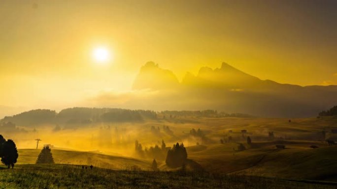 WS日落时分，意大利多洛米蒂山脉下起伏的景观上的雾
