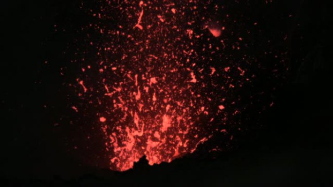 慢动作: 危险的灼热岩浆块从火山中飞出。