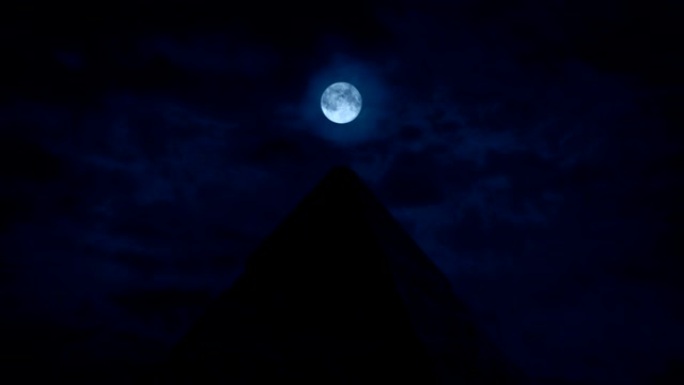 月亮直接在金字塔顶部上方