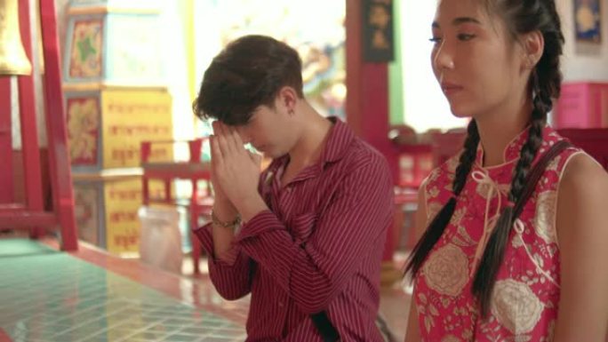 中国游客在泰国曼谷的寺庙祈祷。