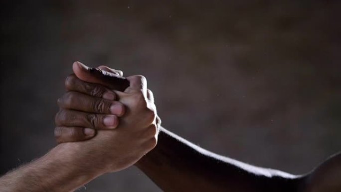 两个朋友握手表示友谊，团队合作，因为我们在一起更有力量，我们更加团结。