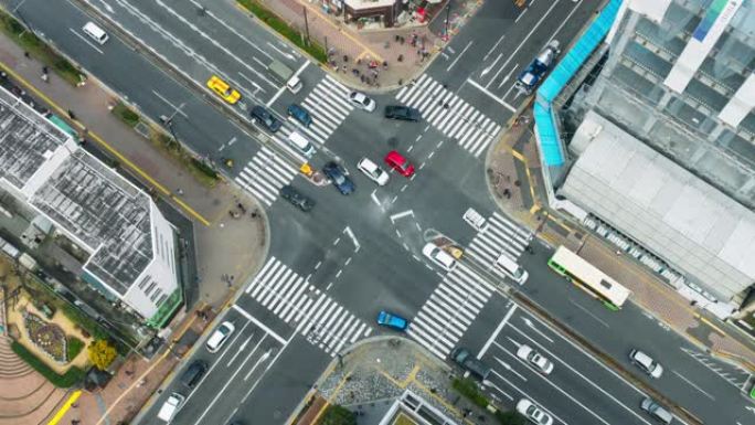 行人和汽车人群的4k时间流逝未定义的人走立交桥在日本东京市的街道交叉路口。日本文化与交通理念