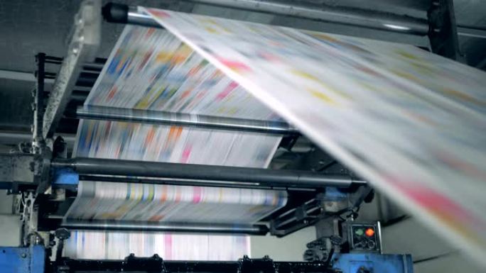 一台机器在排版设施中滚动印刷报纸。
