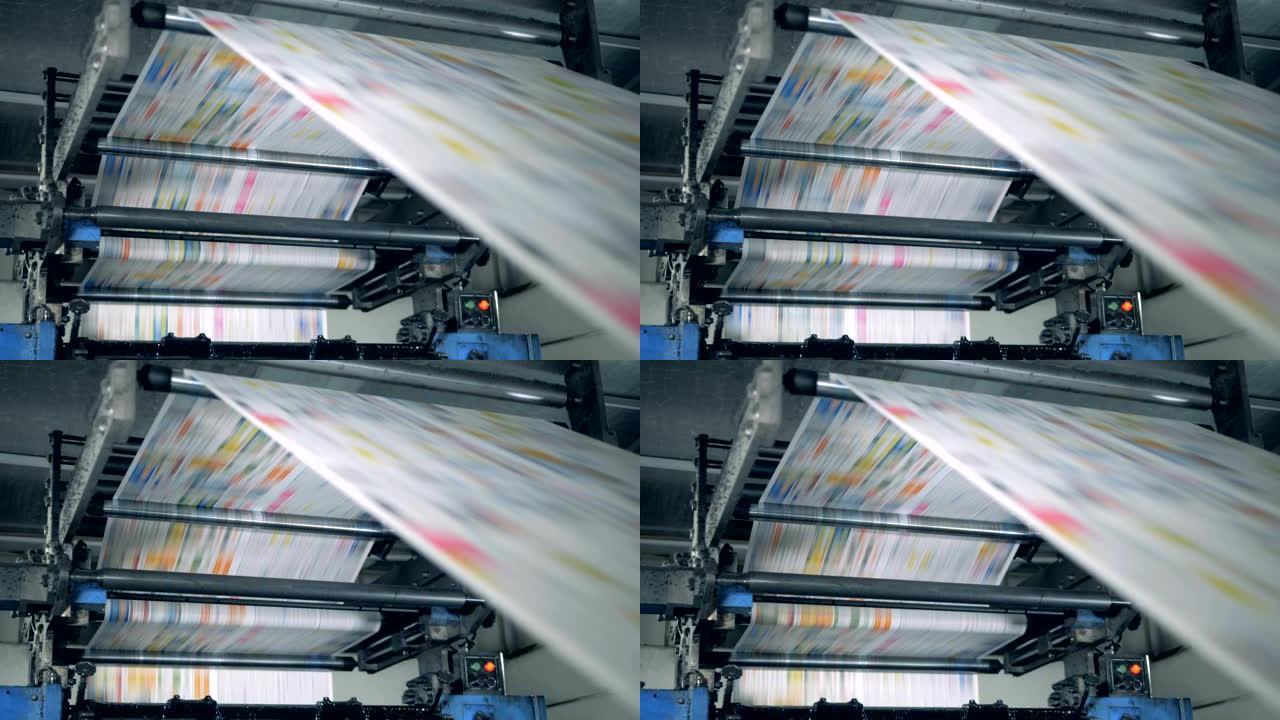 一台机器在排版设施中滚动印刷报纸。
