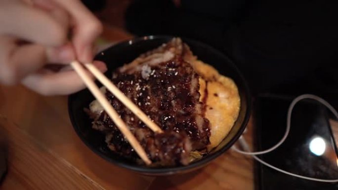 日本餐厅旅客炒猪肉米饭Tonkatsuin的特写