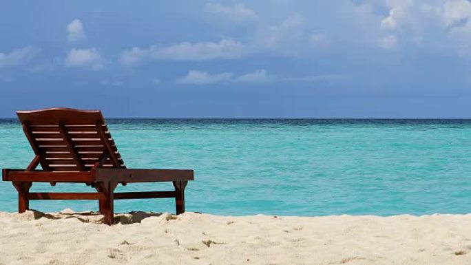 马尔代夫海滩上的日光浴床