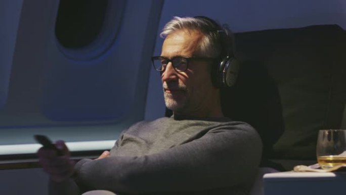 经理在私人飞机上看电影