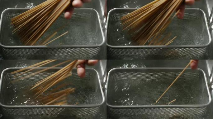意大利面食的慢动作典型地落在满锅的开水中，以烹饪优质的意大利面团。