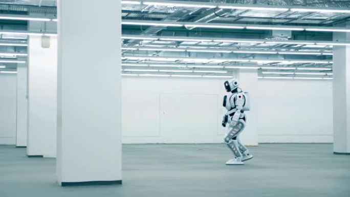 白色未来派机器人，机器人行走，特写。