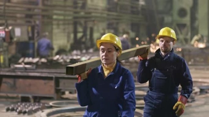 工厂携带金属零件的工人