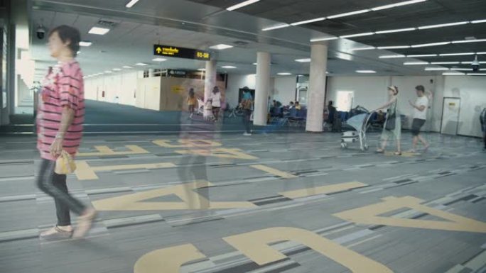 4k时间流逝的游客在机场航站楼的航班上拥挤