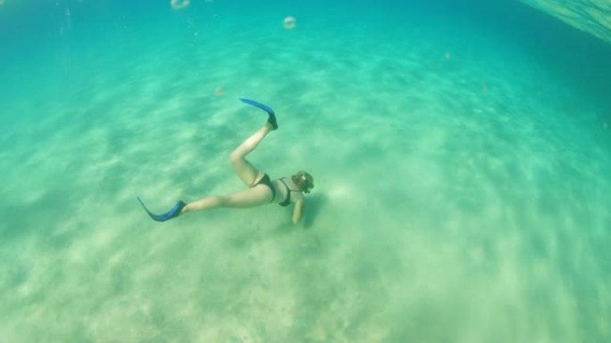 女士在水下浮潜，阳光普照的蓝绿色海洋，克罗地亚佩尔萨克