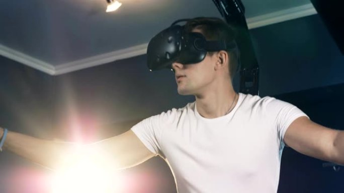 一个戴着虚拟现实眼镜的人正在移动他面前的虚拟空间。虚拟现实耳机玩游戏360。