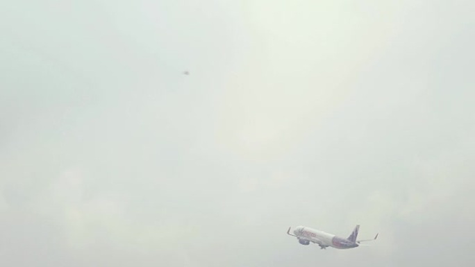 飞机在机场起飞飞往天空