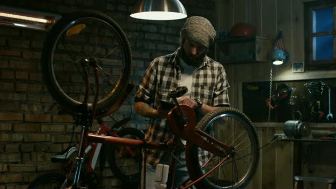 男子在自行车维修店使用平板电脑