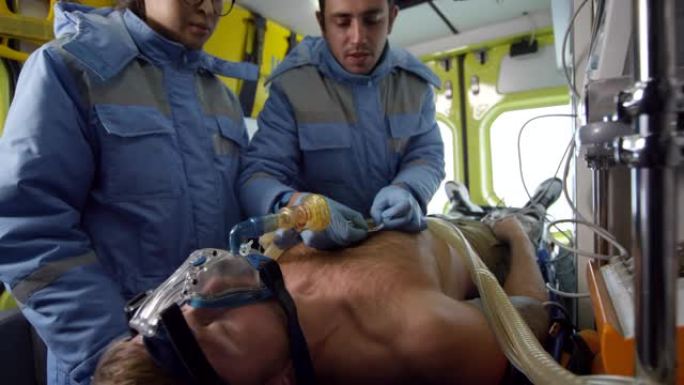 急救人员在救护车中治疗病人的手持镜头
