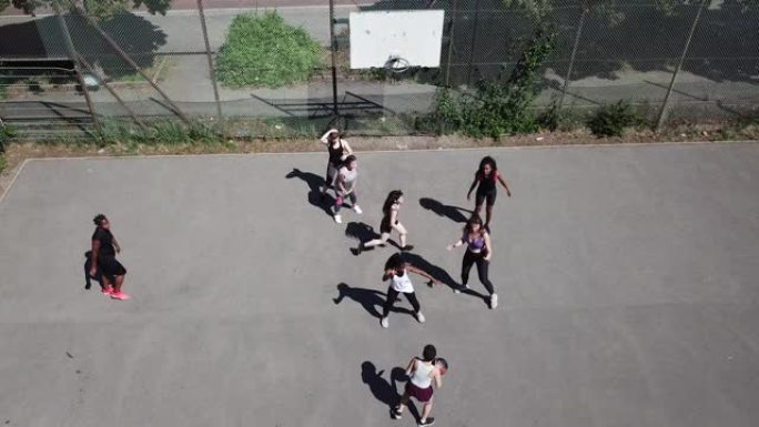 运动女子在室外球场打篮球