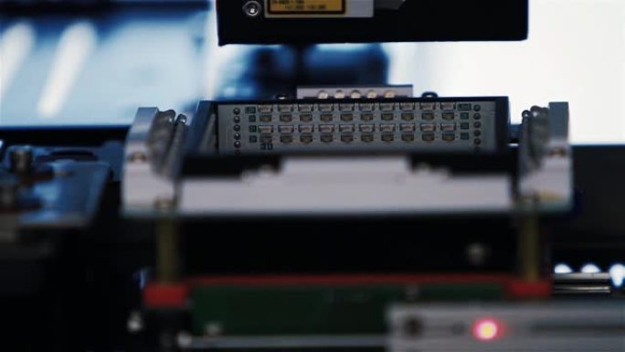 表面贴装技术 (SMD) 机器将组件放置在电路板上。