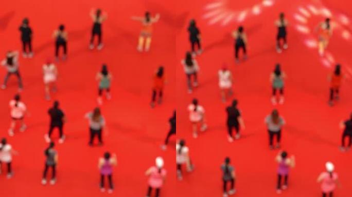 垂直俯视图散焦的一群人在运动课上跳舞
