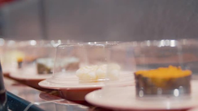 寿司餐厅铁轨上寿司的4k分辨率。