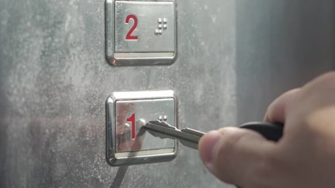 SLO MO手使用键按下电梯按钮，因为新型冠状病毒肺炎爆发。