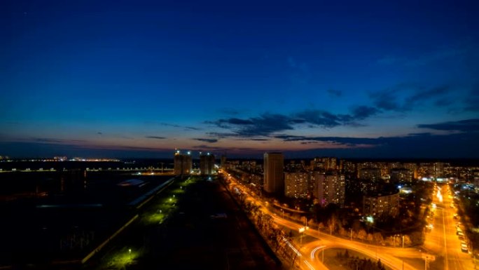 日出背景上美丽的城市。日夜景观。时间流逝