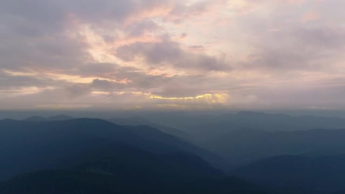 雾山上空的飞行。过度下垂