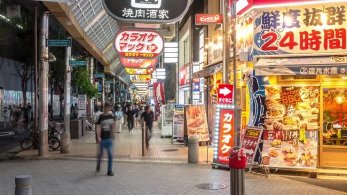 延时: 夜间在日本神户三宫购物街拥挤的游客行人