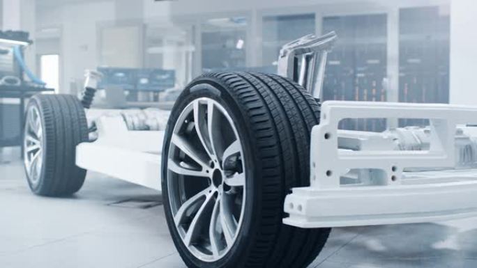位于高科技工业机械设计实验室的正品电动汽车平台底盘原型概念。混合动力车架包括轮胎、悬架、发动机和电池