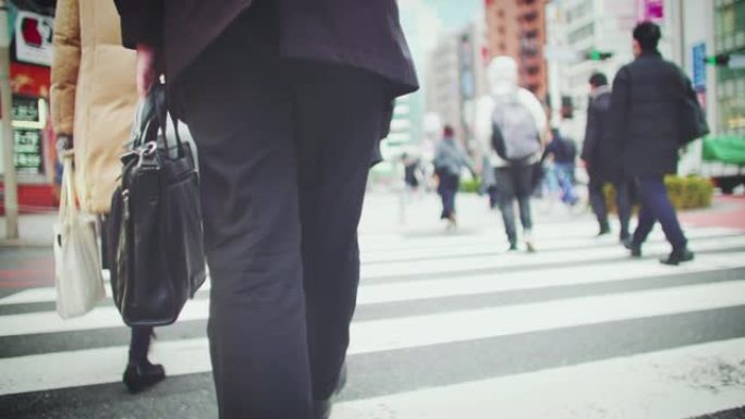 日本商人步行上班都市行人街道商务休闲职场