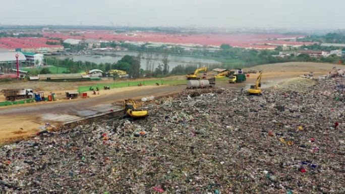 垃圾车的鸟瞰图在垃圾填埋场或垃圾场移动垃圾，污染，全球变暖