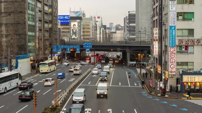 日本东京市街上人群拥挤的交通车的4k时间流逝