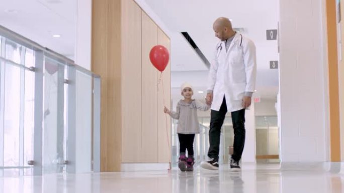 黑人男性医生为儿童癌症患者提供气球
