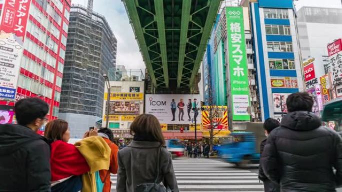 4k时间流逝的人群步行立交桥在日本秋叶原东京市的街道交叉路口与汽车交通交叉路口。日本文化与电城购物区