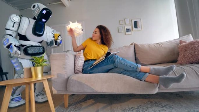这位女士正在从机器人手中榨汁。机器人，类人机器人概念。