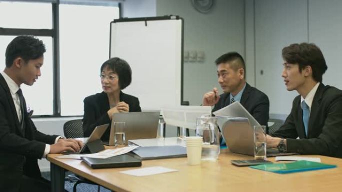 中国商人在办公室的商务会议上