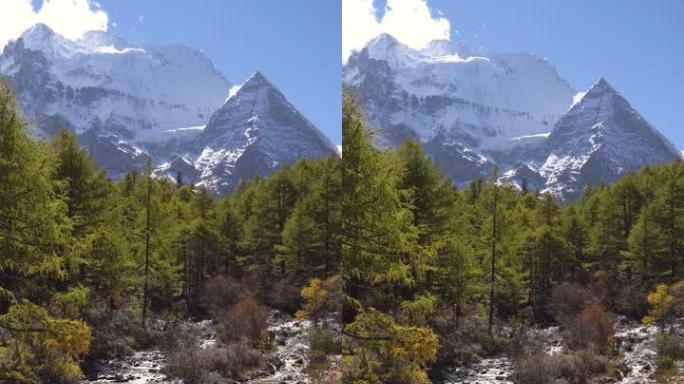 垂直射击; 中国亚丁自然保护区白雪山的河流。