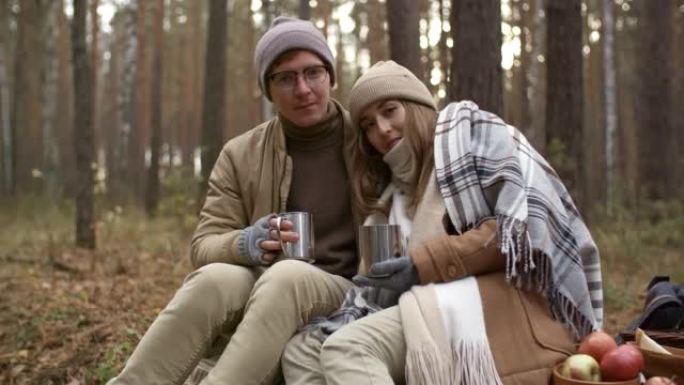 年轻夫妇在森林中进行秋季野餐