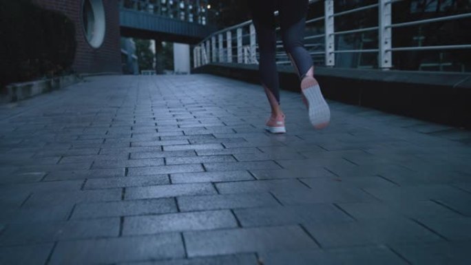 女人在人行道上慢跑的后视