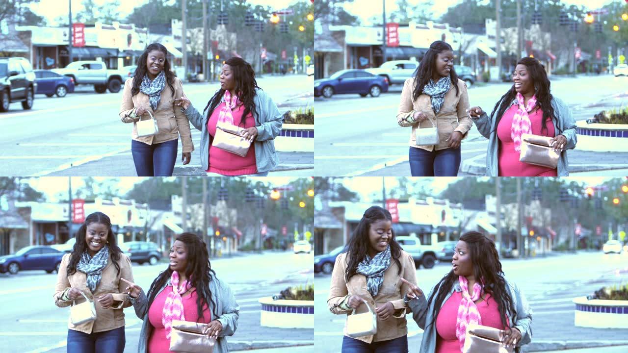 两名非裔美国妇女交谈，过马路