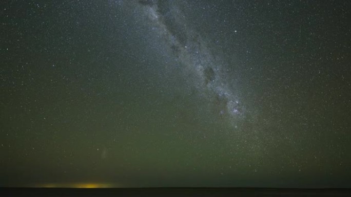 4k恒星延时，银河系在博茨瓦纳Makgadikgadi pans的夜空中移动。