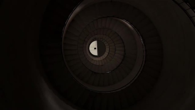 灯塔内的螺旋楼梯。