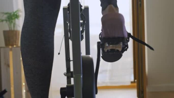SLO MO女人开始穿着拖鞋骑健身车