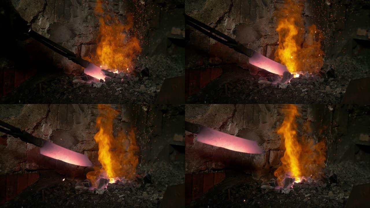 特写: 铁匠从炉火中拿出一把刀片。
