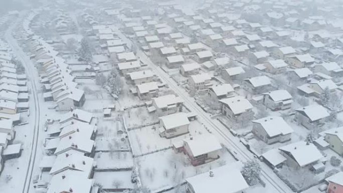 空中: 原始的白雪覆盖了郊区社区的空旷街道。