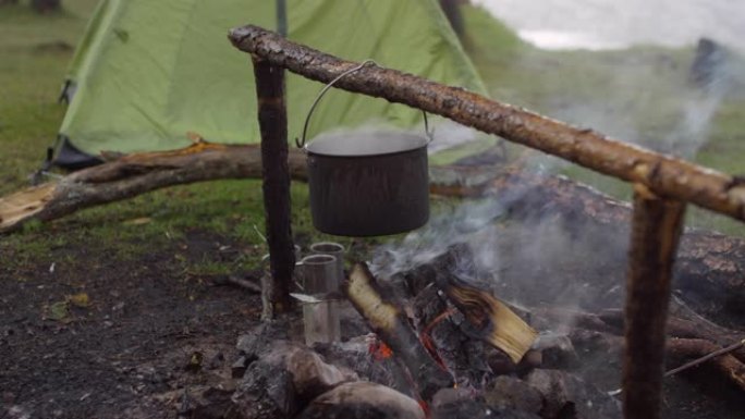 在雨中用火做饭在雨中用火做饭野餐野外