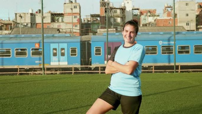 微笑的西班牙裔女足球运动员的现场肖像