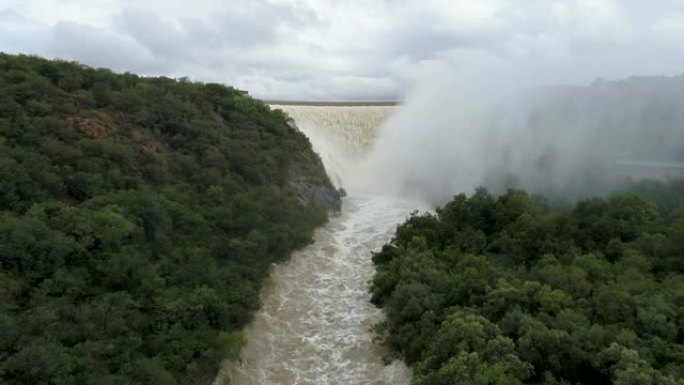 从南非Roodeplaat大坝涌入pienars河的4k俯仰鸟瞰图